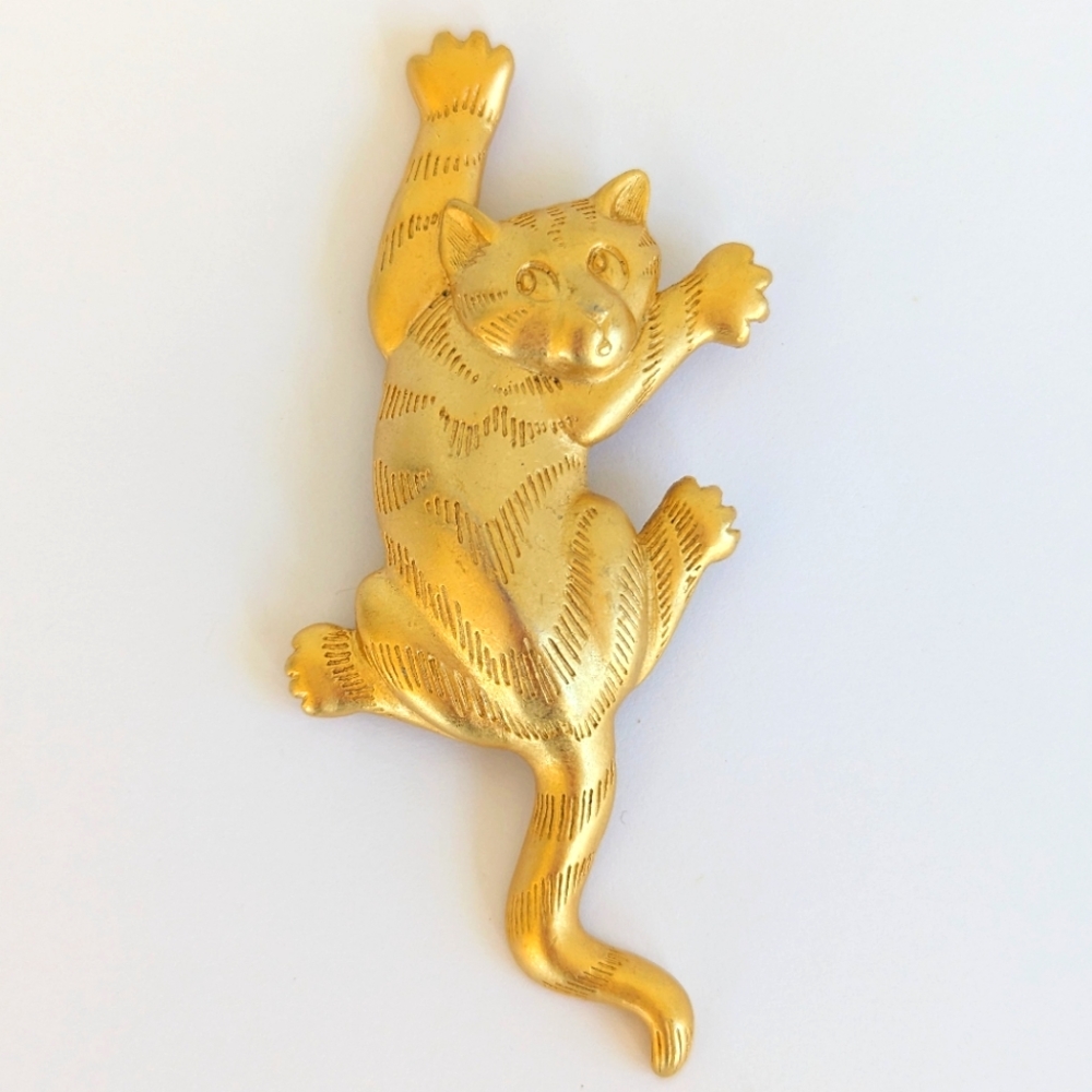 VTG JJ Jonette Matte Gold Tone Scratching Climbing Kitty Cat 1988 Brooch Pin